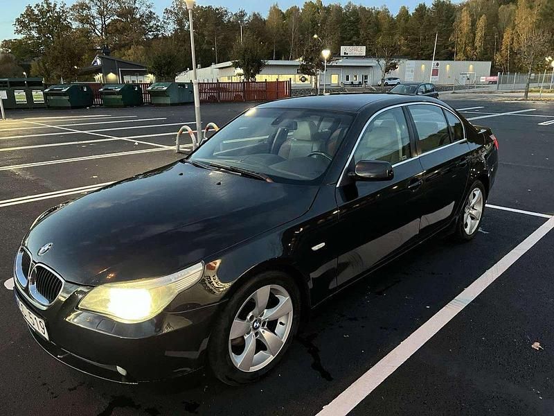 Svart Begagnad 2004 BMW 520 Sport Line Sedan | 50 000 kr (Marknadspris) - Bild 1/4