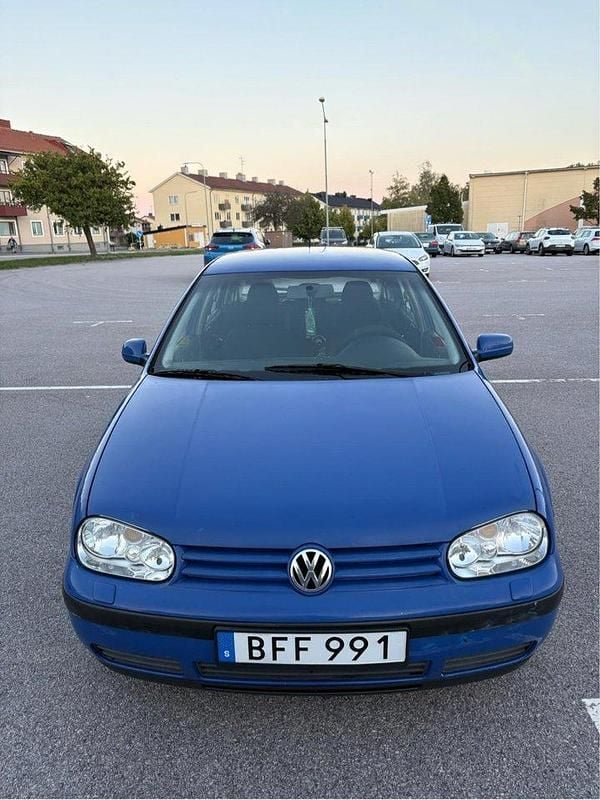 Blå Begagnad 2000 VW Golf IV Trendline Halvkombi | 13 999 kr (Bra pris) - Bild 1/4