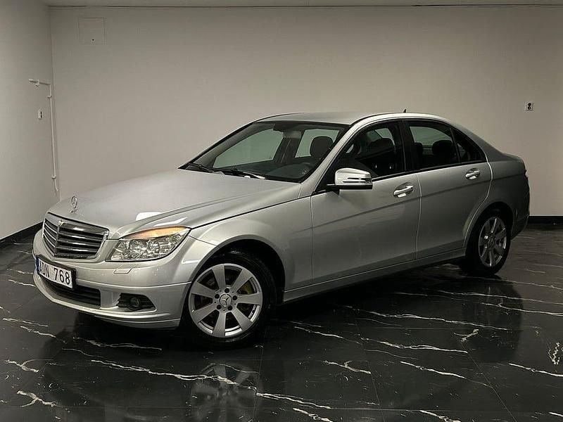 Silver Begagnad 2008 Mercedes C180 Classic Sedan | 64 900 kr (Bra pris) - Bild 1/4