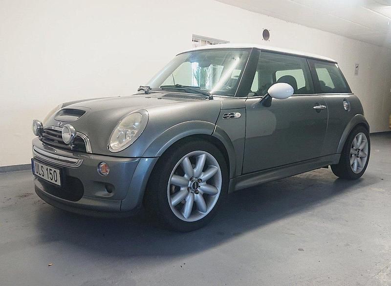Grå Begagnad 2004 Mini Cooper S Halvkombi | 65 000 kr (Lite dyr) - Bild 1/4