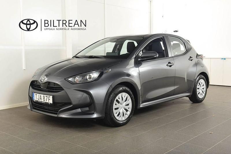 Mörkgrå (grå metallic) Begagnad 2024 Toyota Yaris Hybrid Active Halvkombi | 239 900 kr (Marknadspris) - Bild 1/4