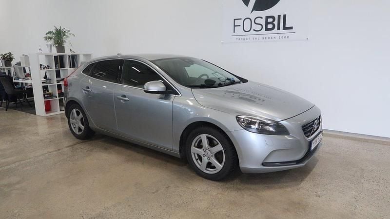 Silver Begagnad 2015 Volvo V40 Summum Halvkombi | 129 900 kr (Marknadspris) - Bild 1/3