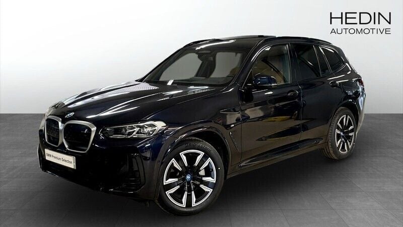 Svart (black) Begagnad 2022 BMW iX3 M Sport SUV | 409 700 kr (Superpris) - Bild 1/4