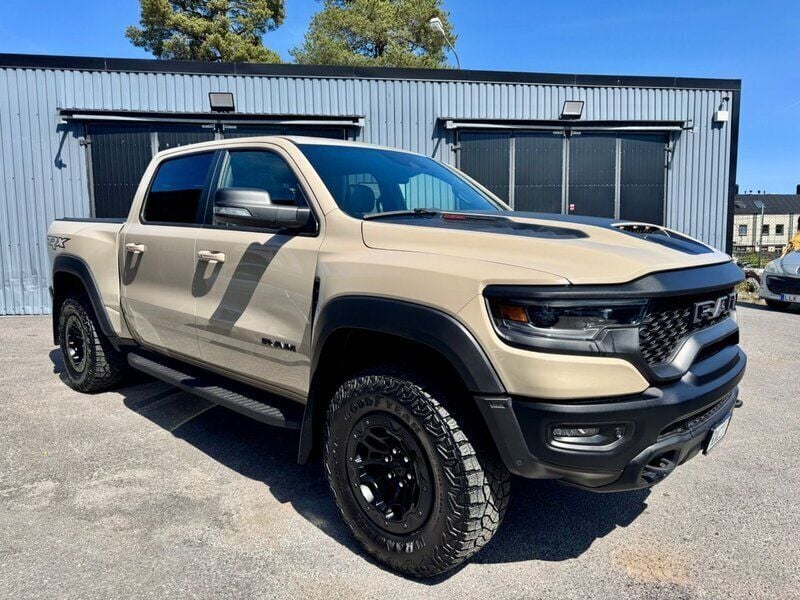 Ljusbrun (brun) Begagnad 2022 Dodge Ram Pickup | 1 498 750 kr (Dyr) - Bild 1/4