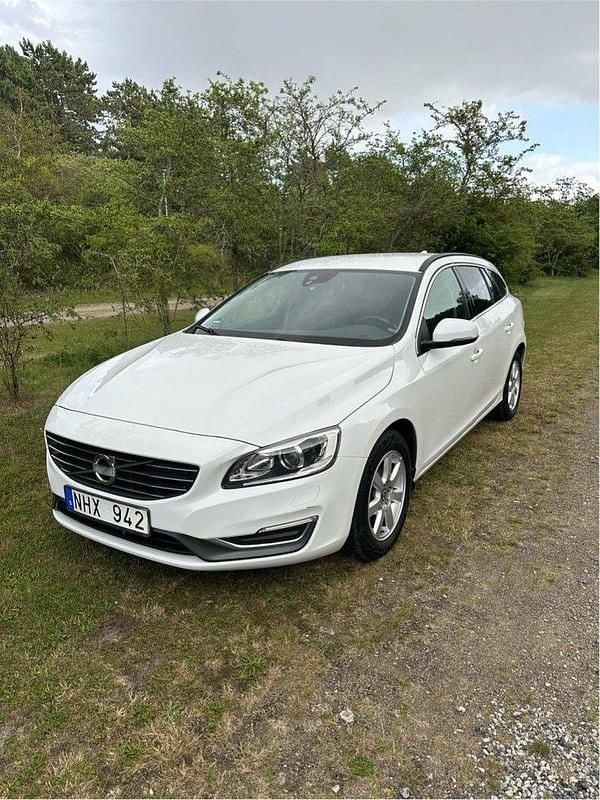 Vit Begagnad 2014 Volvo V60 Momentum Kombi | 79 000 kr (Bra pris) - Bild 1/4