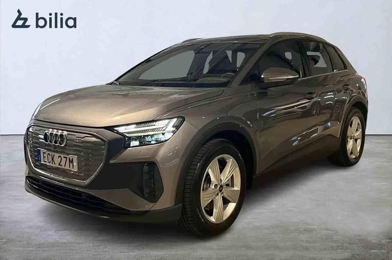 Grå Begagnad 2025 Audi Q4 e-tron SUV | 509 000 kr (Lite dyr) - Bild 1/1