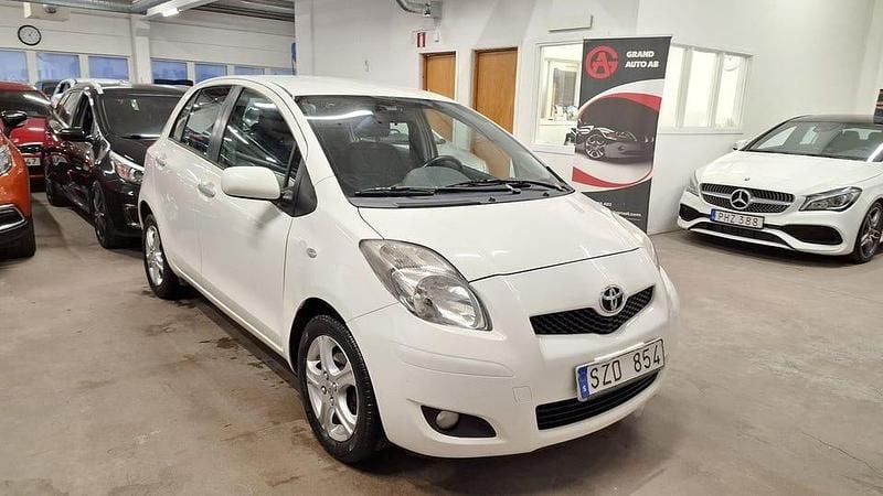 Begagnad Toyota Yaris 101 HK (74 kW) 2010 Vit Halvkombi