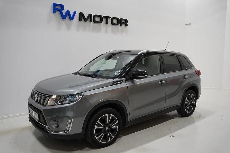 Mörkgrå Begagnad 2019 Suzuki Vitara SUV | 194 800 kr (Marknadspris) - Bild 1/4