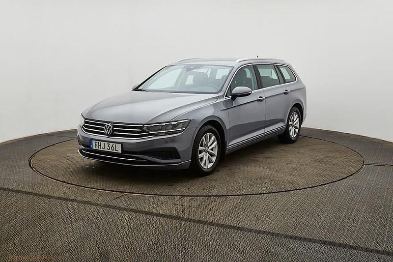 Grå Begagnad 2024 VW Passat Business Kombi | 269 900 kr (Marknadspris) - Bild 1/4
