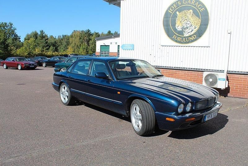 Mörkblå Begagnad 1999 Jaguar XJR Sedan | 162 000 kr - Bild 1/4