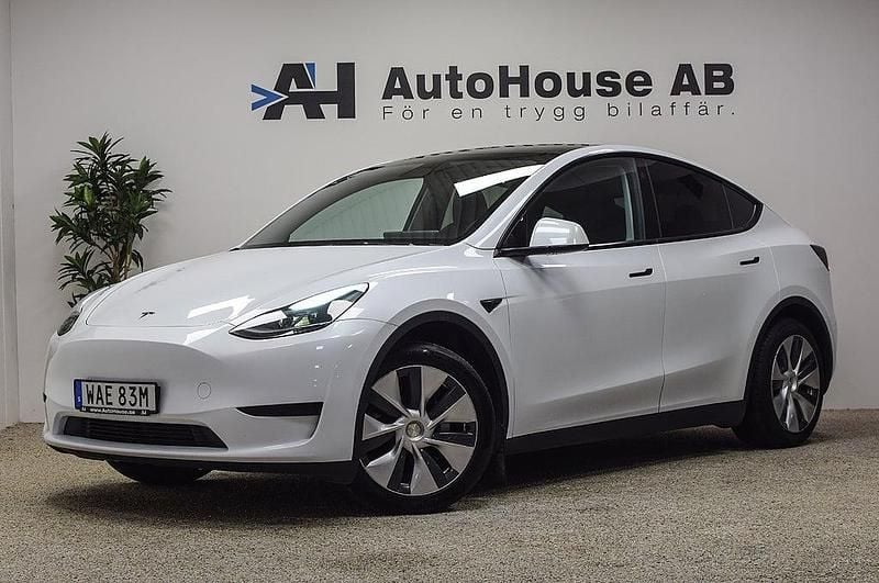 Vit Begagnad 2022 Tesla Model Y Standard Range SUV | 349 000 kr (Marknadspris) - Bild 1/4