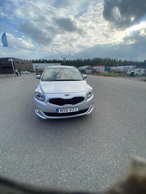 Grå Begagnad 2016 Kia Carens Minibuss | 135 000 kr (Bra pris) - Bild 1/4