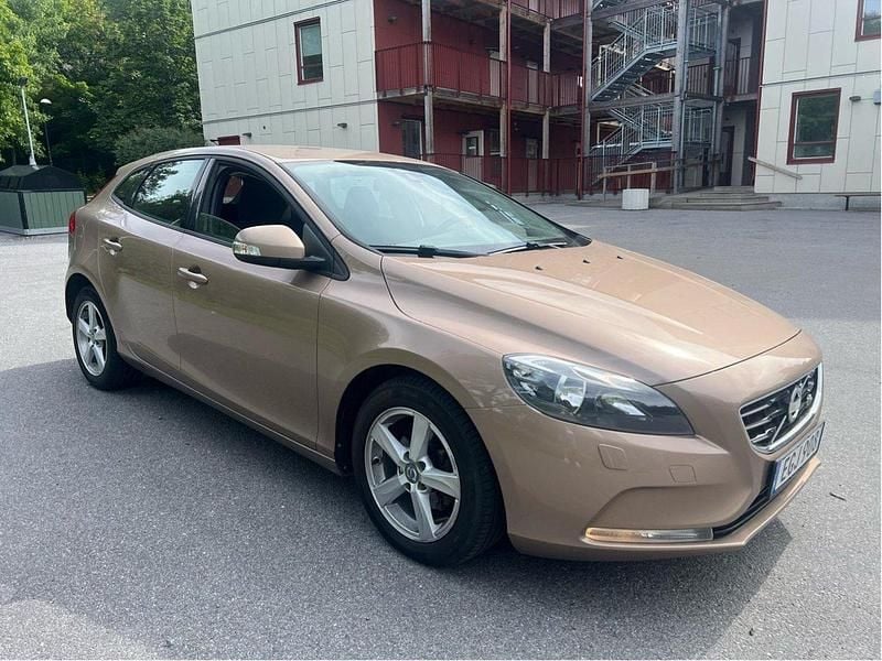 Brun Begagnad 2014 Volvo V40 Kinetic Kombi | 104 900 kr (Bra pris) - Bild 1/4