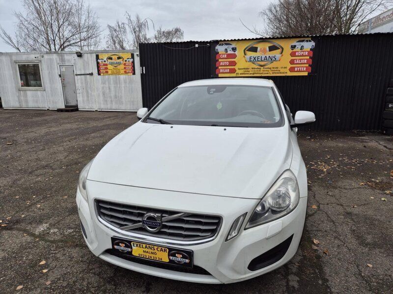 Vit Begagnad 2011 Volvo V60 Kinetic Kombi | 82 900 kr (Marknadspris) - Bild 1/4