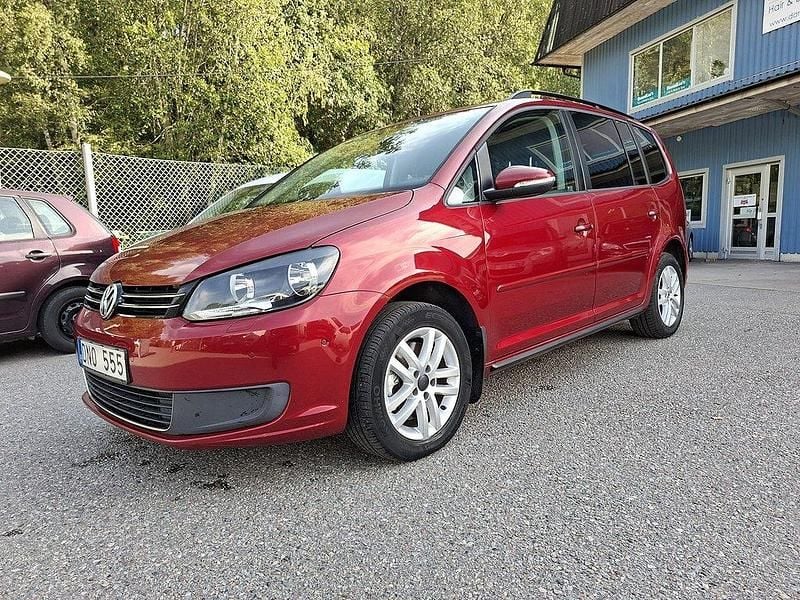 Röd Begagnad 2012 VW Touran Minibuss | 69 900 kr (Marknadspris) - Bild 1/4