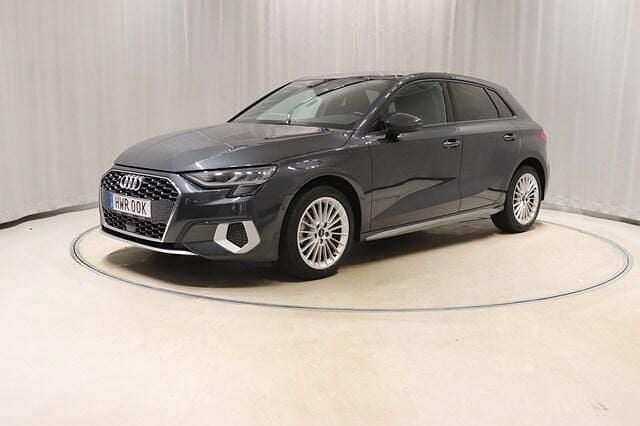 Begagnad Audi A3 Advanced 150 HK (110 kW) 2023 Manhattangrå metallic Sedan