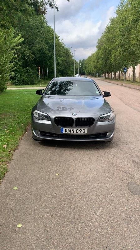 Grå Begagnad 2011 BMW 520 Sedan | 110 000 kr (Marknadspris) - Bild 1/4