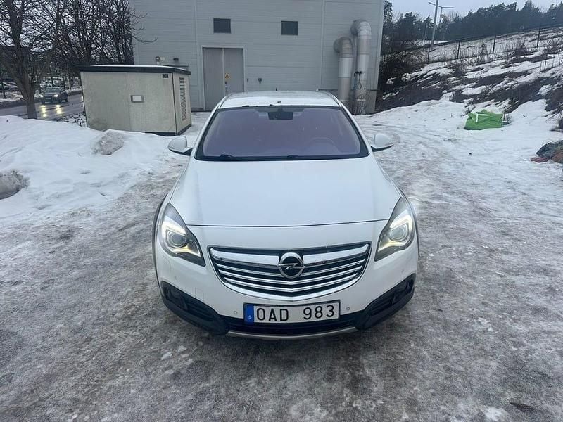 Begagnad Opel Insignia Country Tourer Business 163 HK (119 kW) 2014 Vit Kombi