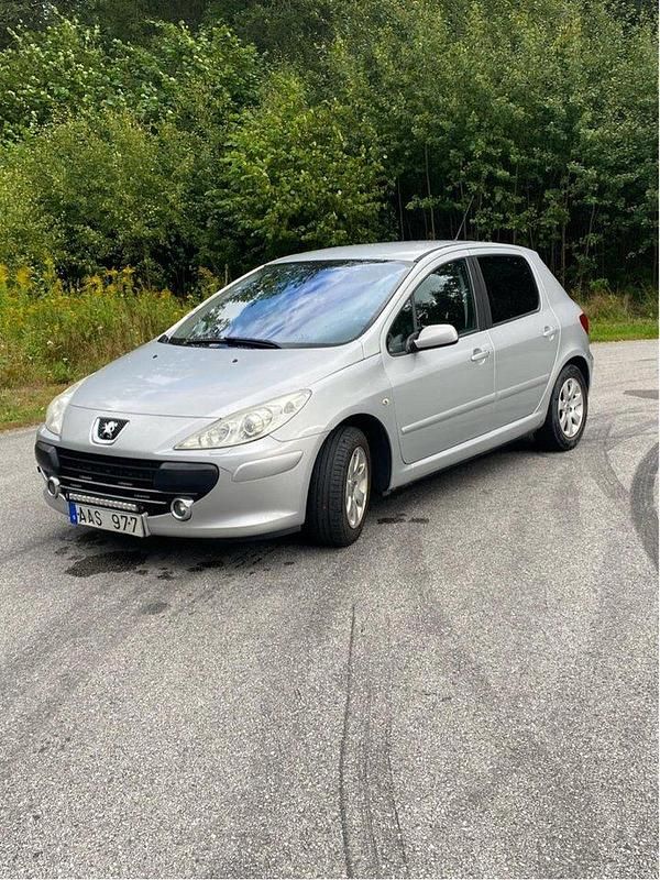 Grå Begagnad 2007 Peugeot 307 Halvkombi | 25 000 kr (Lite dyr) - Bild 1/4