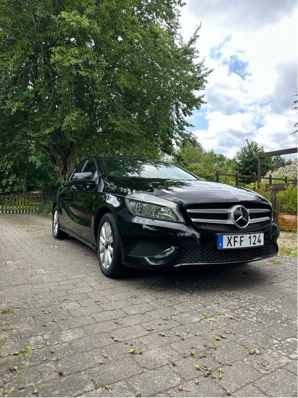 Svart Begagnad 2015 Mercedes A180 Urban Halvkombi | 114 500 kr (Marknadspris) - Bild 1/4