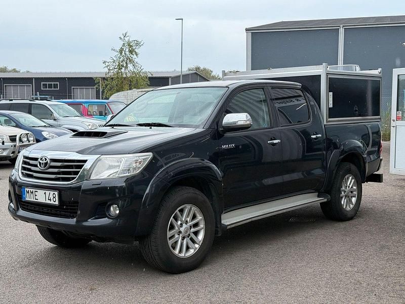Svart Begagnad 2013 Toyota HiLux Pickup | 180 000 kr (Marknadspris) - Bild 1/4