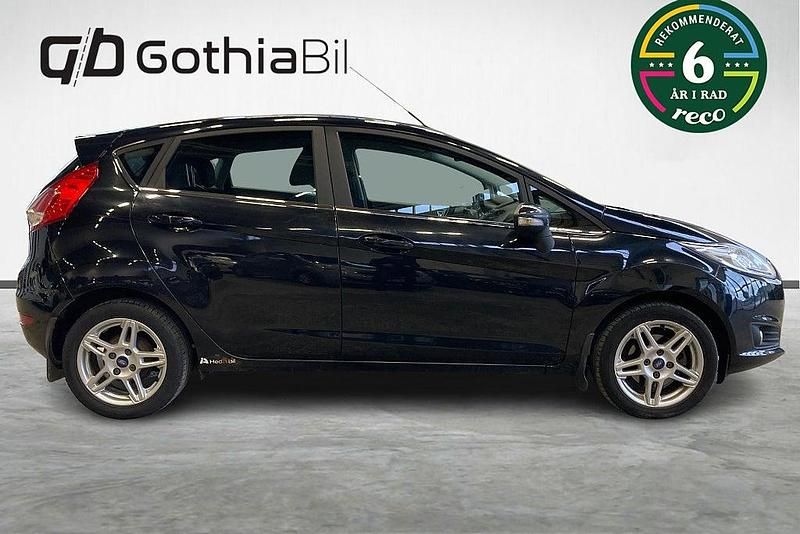 Begagnad Ford Fiesta Titanium 101 HK (74 kW) 2015 Svart Halvkombi