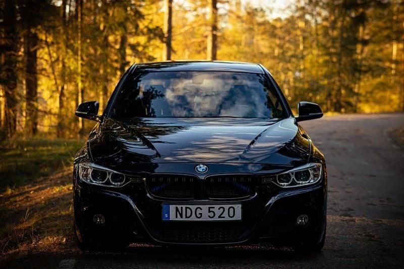 Svart Begagnad 2013 BMW 328 M Sport Sedan | 195 000 kr (Marknadspris) - Bild 1/4