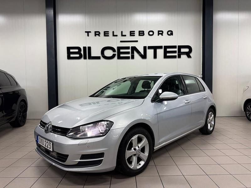 Silver Begagnad 2015 VW Golf VII Halvkombi | 89 900 kr (Marknadspris) - Bild 1/4