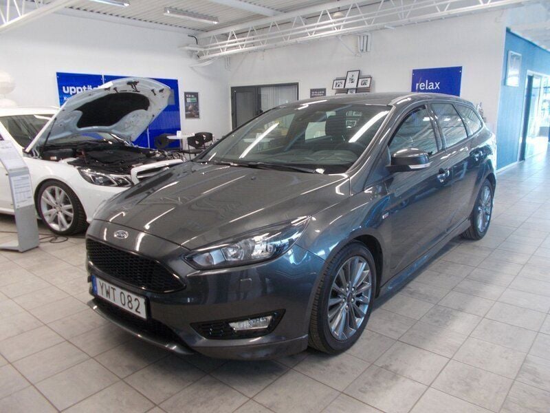 Grå (magnetic met) Begagnad 2018 Ford Focus ST-Line Kombi | 129 400 kr - Bild 1/4