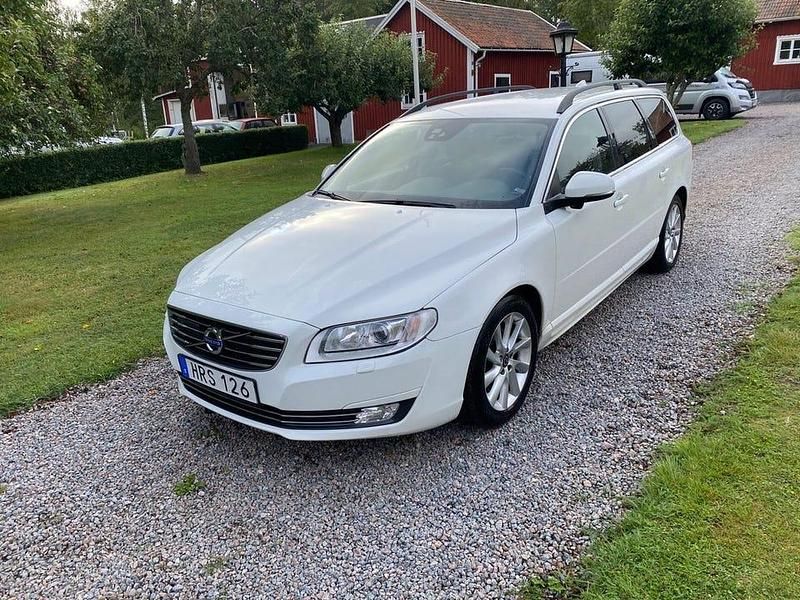 Vit Begagnad 2015 Volvo V70 Momentum Kombi | 82 500 kr (Bra pris) - Bild 1/4