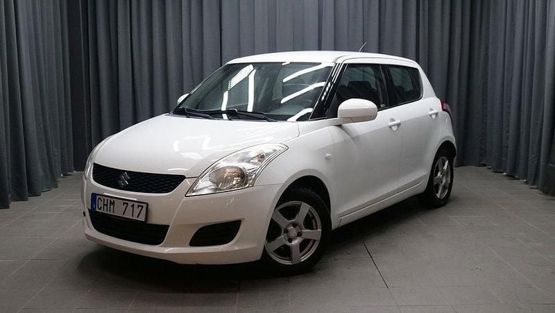 Vit Begagnad 2012 Suzuki Swift Halvkombi | 59 000 kr (Marknadspris) - Bild 1/4