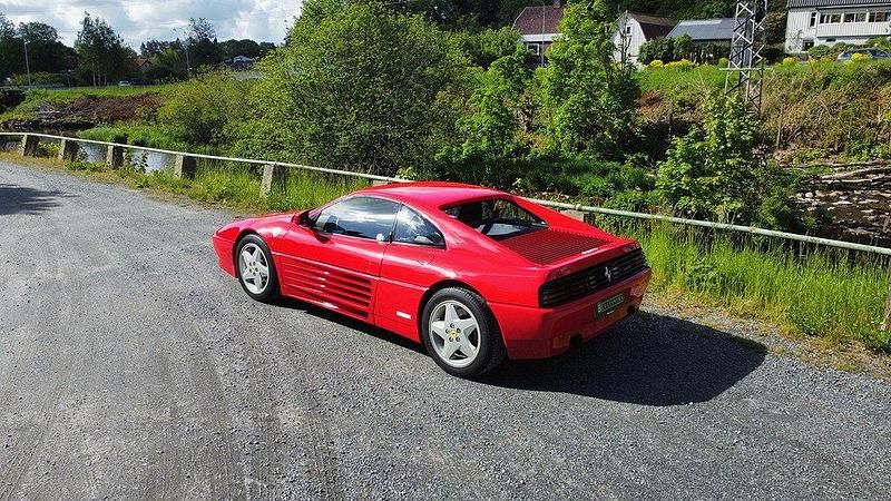 Röd Begagnad 1990 Ferrari 348 | 745 000 kr - Bild 1/4