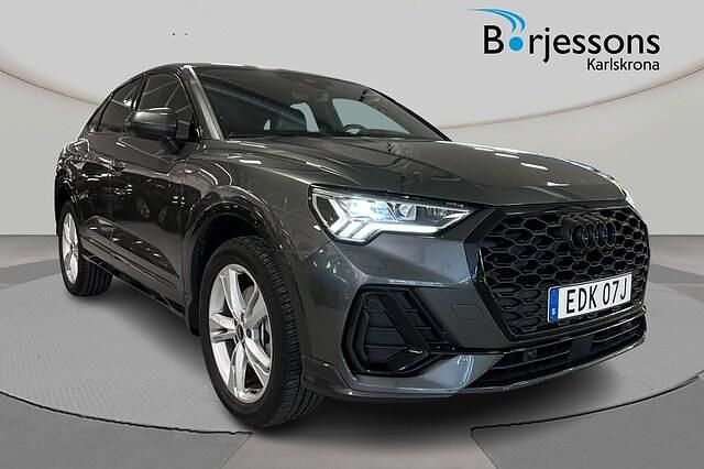 Grå Ny 2024 Audi Q3 Sportback S-Line SUV | 549 000 kr (Dyr) - Bild 1/4