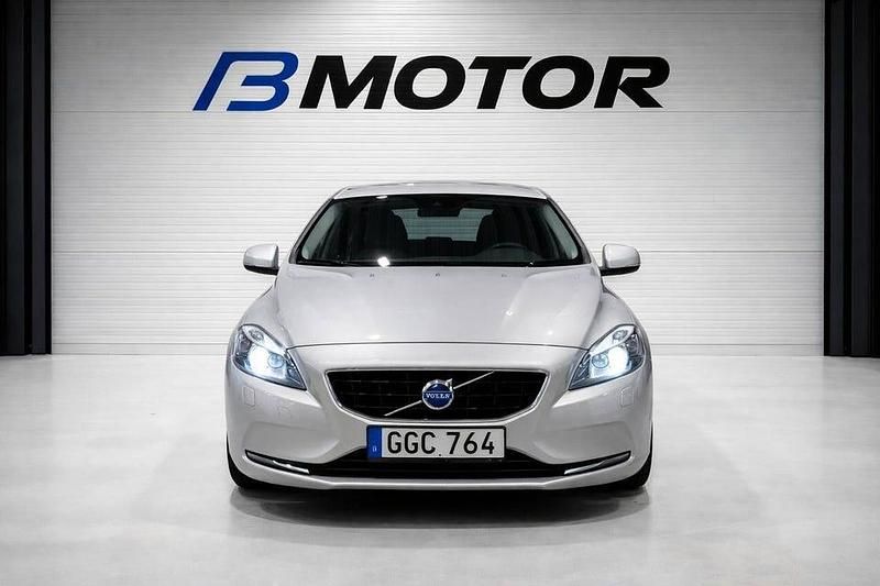 Begagnad Volvo V40 Momentum 120 HK (88 kW) 2015 Silver Halvkombi