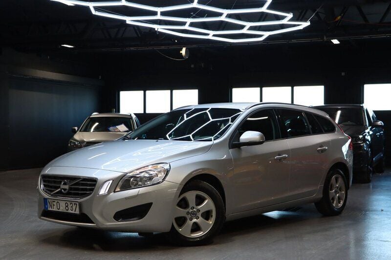 Ljusgrå (grå) Begagnad 2013 Volvo V60 Kombi | 79 900 kr (Marknadspris) - Bild 1/4