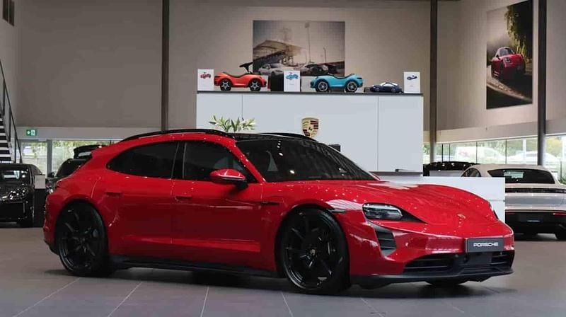 Röd Begagnad 2022 Porsche Taycan GTS Sport Turismo Sedan | 795 000 kr - Bild 1/1