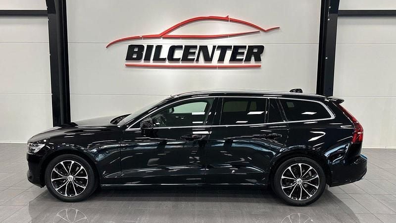 Svart Begagnad 2021 Volvo V60 Momentum Kombi | 274 900 kr (Marknadspris) - Bild 1/4