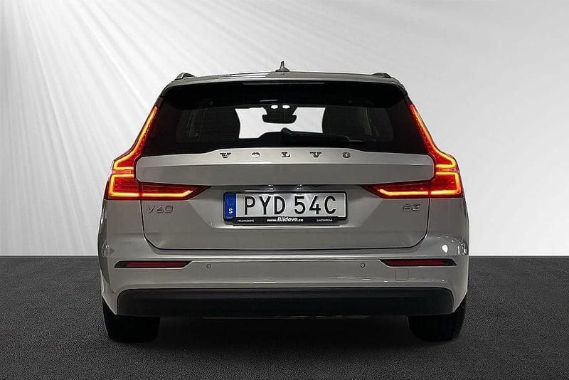 Begagnad Volvo V60 Core 165 HK (121 kW) 2022 Silver Kombi