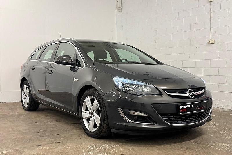 Grå Begagnad 2013 Opel Astra Sport Kombi | 49 900 kr (Lite dyr) - Bild 1/4