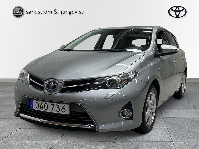 Grå Begagnad 2013 Toyota Auris Hybrid Active Halvkombi | 140 000 kr (Marknadspris) - Bild 1/4