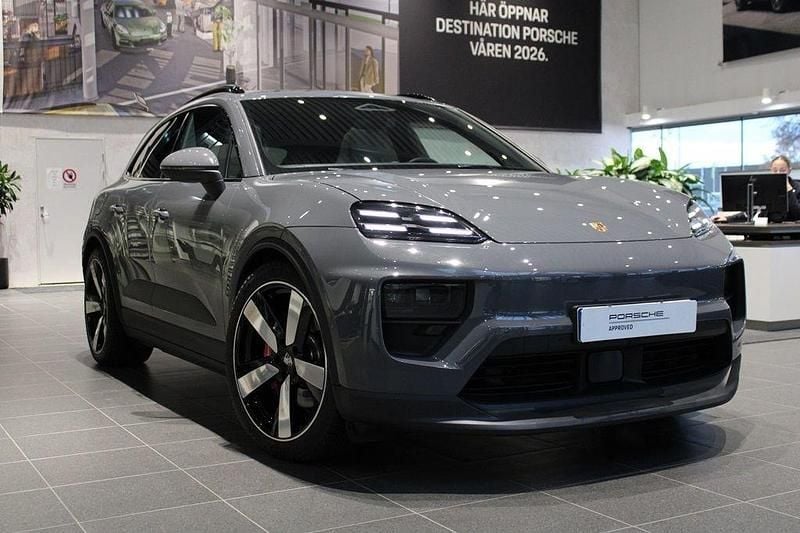 Grå Begagnad 2024 Porsche Macan SUV | 1 125 000 kr (Dyr) - Bild 1/4
