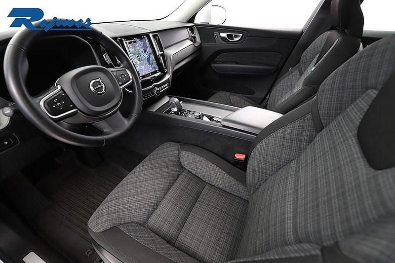Begagnad Volvo XC60 Core 253 HK (186 kW) 2023 Crystal vit metallic SUV