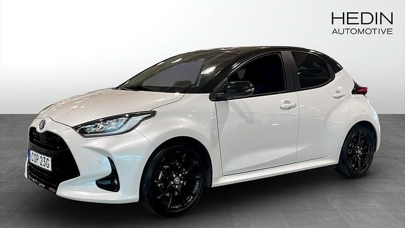 Vit Begagnad 2023 Toyota Yaris Hybrid Halvkombi | 219 900 kr (Marknadspris) - Bild 1/4