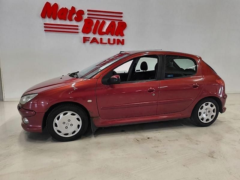 Röd Begagnad 2005 Peugeot 206 Halvkombi | 8 000 kr (Bra pris) - Bild 1/4