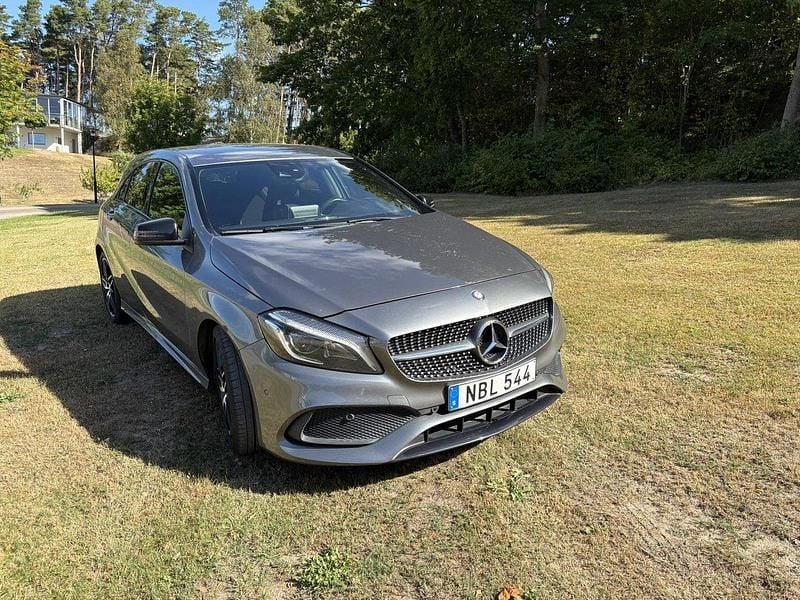 Grå Begagnad 2016 Mercedes A200 AMG Halvkombi | 149 000 kr (Marknadspris) - Bild 1/4