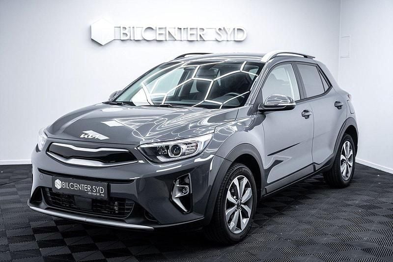 Grå Begagnad 2023 Kia Stonic SUV | 199 900 kr (Marknadspris) - Bild 1/4