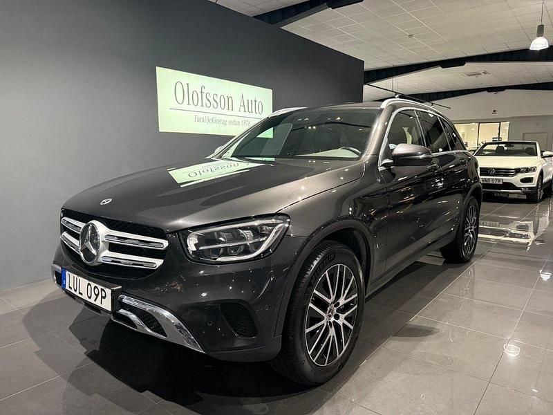 Grå (gråmetallic) Begagnad 2021 Mercedes GLC300e Premium SUV | 337 500 kr (Bra pris) - Bild 1/4
