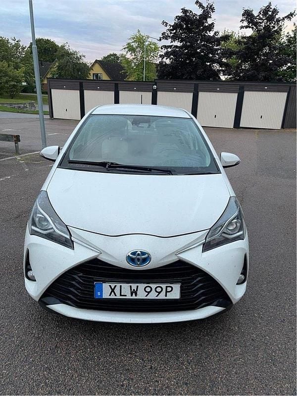 Vit Begagnad 2019 Toyota Yaris Hybrid Active Halvkombi | 145 000 kr (Bra pris) - Bild 1/4