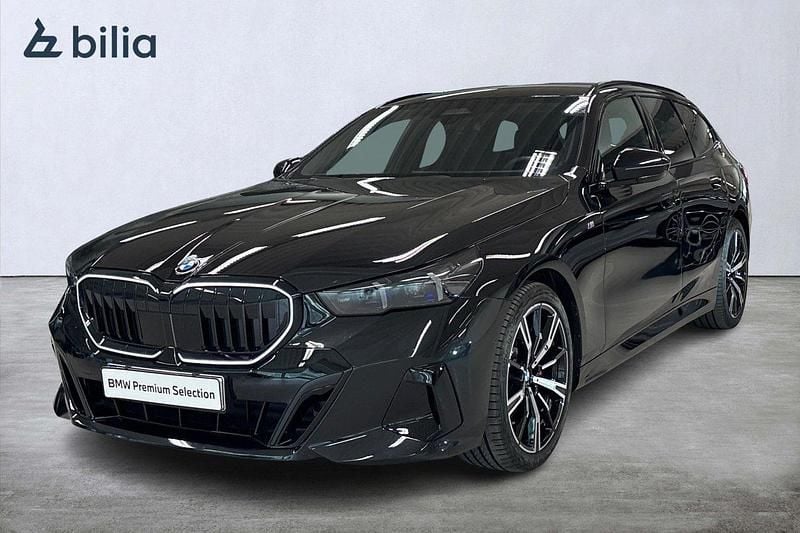 Svart Begagnad 2024 BMW 520 M Sport Kombi | 649 900 kr - Bild 1/4