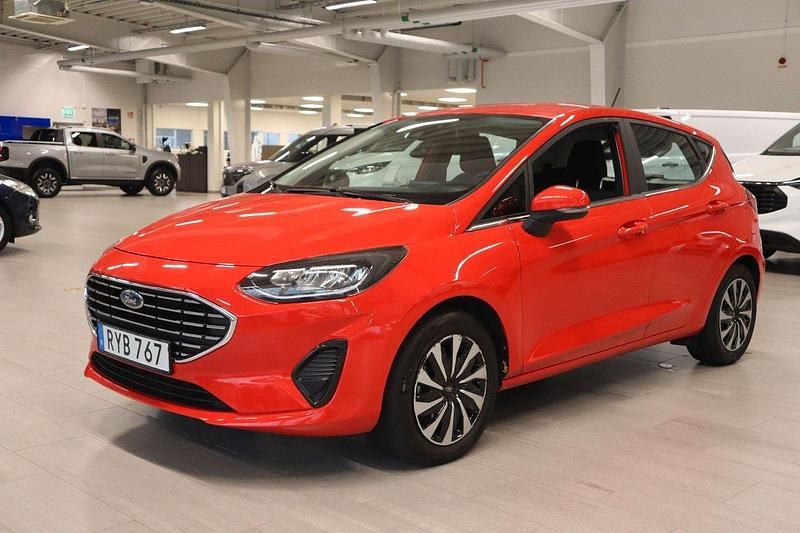 Röd (race red) Begagnad 2022 Ford Fiesta Titanium Halvkombi | 159 800 kr - Bild 1/4